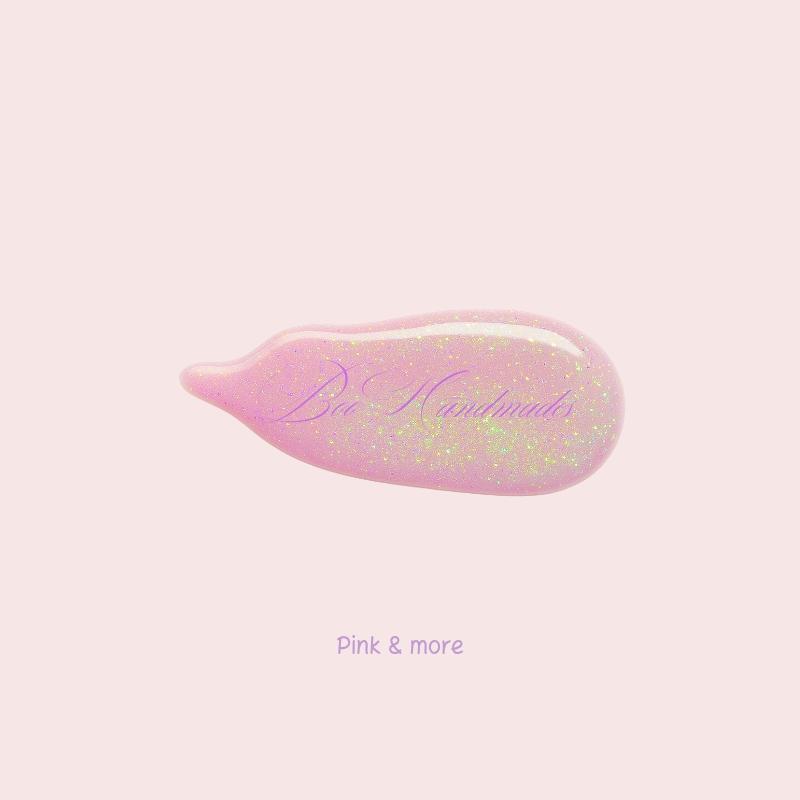 pink-and-more-lipgloss-by-boo-handmades لیپ گلاس دستساز Boo Handmades رنگ صورتی با شاین سبز و طلایی (pink and more) با درخشش طبیعی»