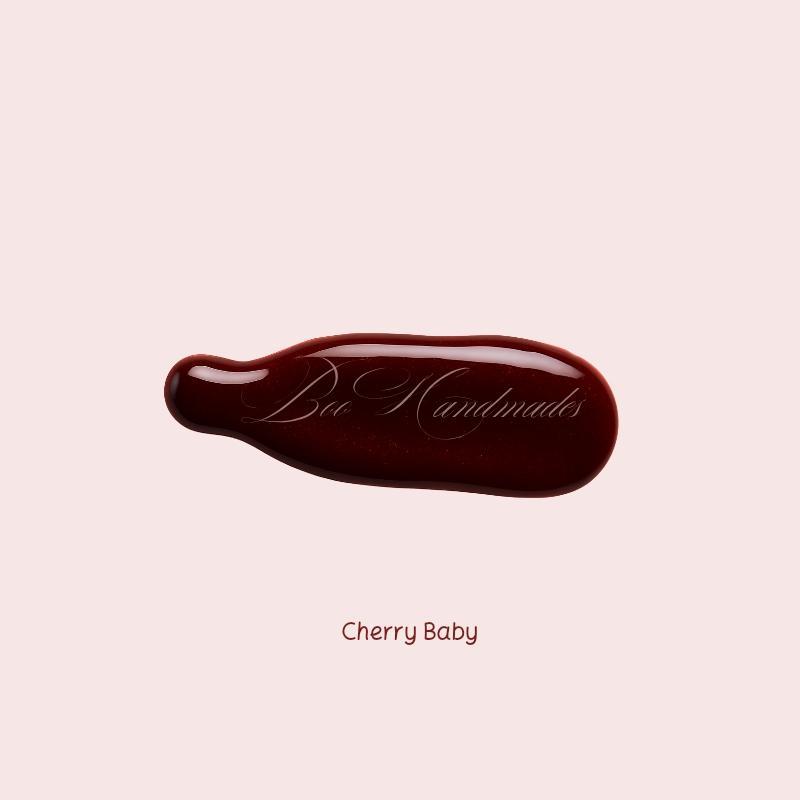 cherry-baby-lipgloss-boo-handmades لیپ گلاس دستساز Boo Handmades رنگ قرمز گیلاسی (Cherry Baby) با درخشش طبیعی»